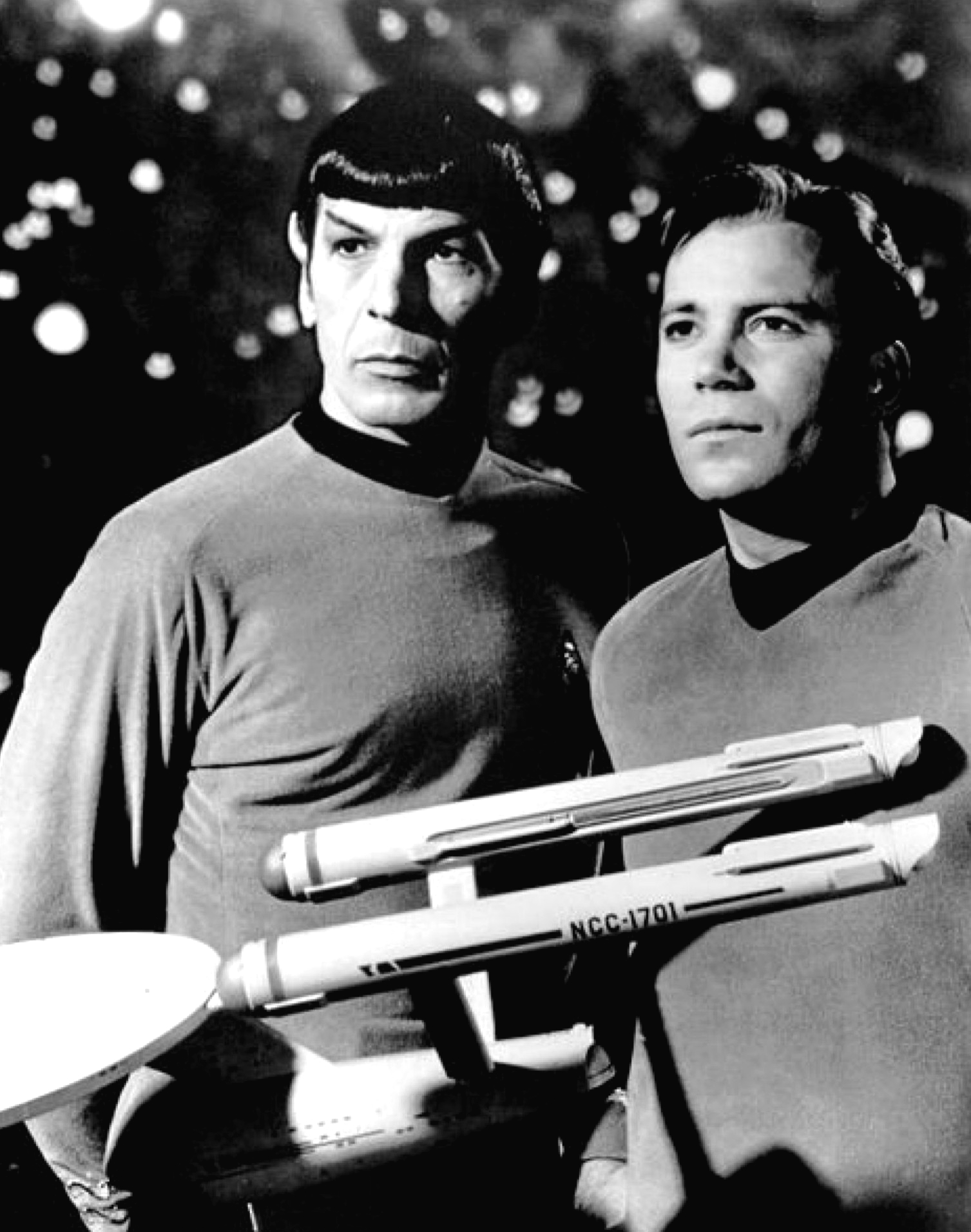 Leonard Nimoy (Mr. Spock) et William Shatner (Captain Kirk), image [NBC Television](https://commons.wikimedia.org/w/index.php?curid=17205358)