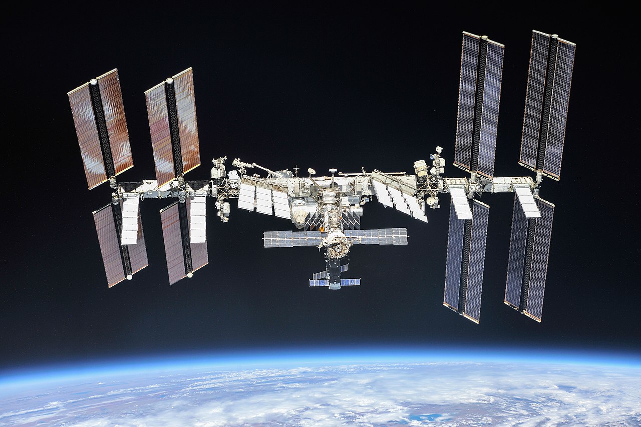 ISS-56 fly-around, [image NASA](https://www.flickr.com/photos/nasa2explore/31763901878/) (CC BY-NC-ND 2.0)